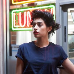 ragazza con capelli neri corti