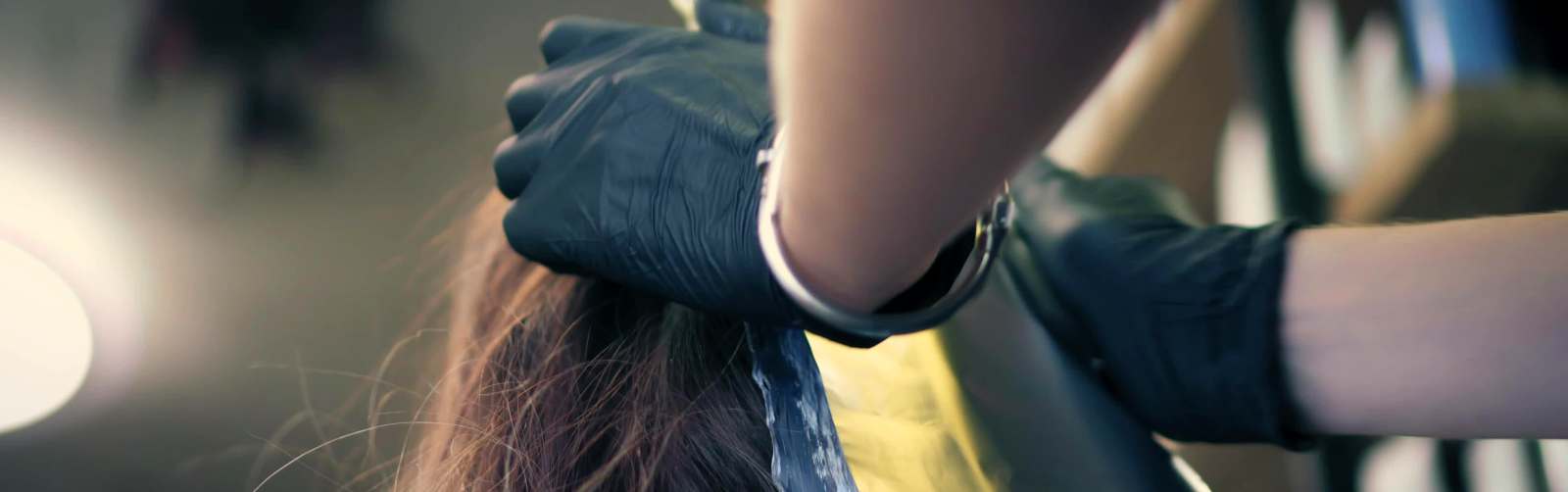 applicazione del trattamento capelli bianchi dal parrucchiere