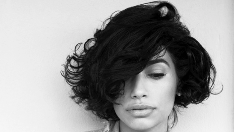 ragazza capelli mossi corti