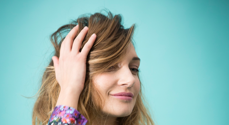 ragazza con capelli biondi