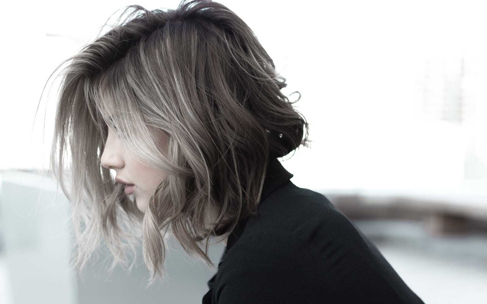 foto bianco e nero con ragazza di profilo bionda con capelli corti mossi