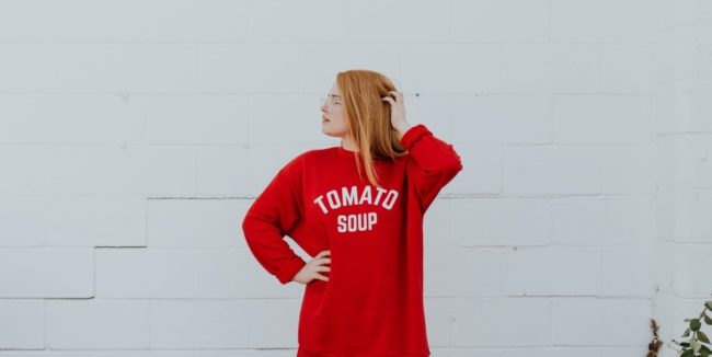 ragazza con capelli rossi naturali