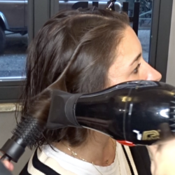 parrucchiere asciuga i capelli a una ragazza per le beach waves