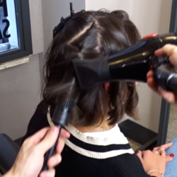 parrucchiere asciuga i capelli a una ragazza per le beach waves