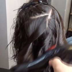 parrucchiere asciuga i capelli a una ragazza per le beach waves