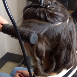 parrucchiere asciuga i capelli a una ragazza per le beach waves