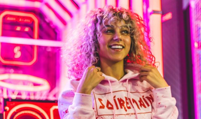 ragazza con capelli ricci e frangia