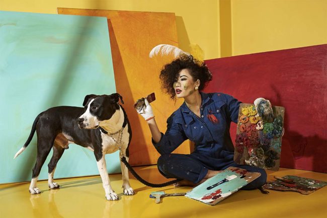 Ragazza capelli ricci con cane