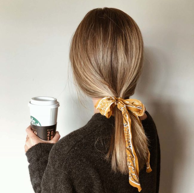 capelli pari legati con coda bassa