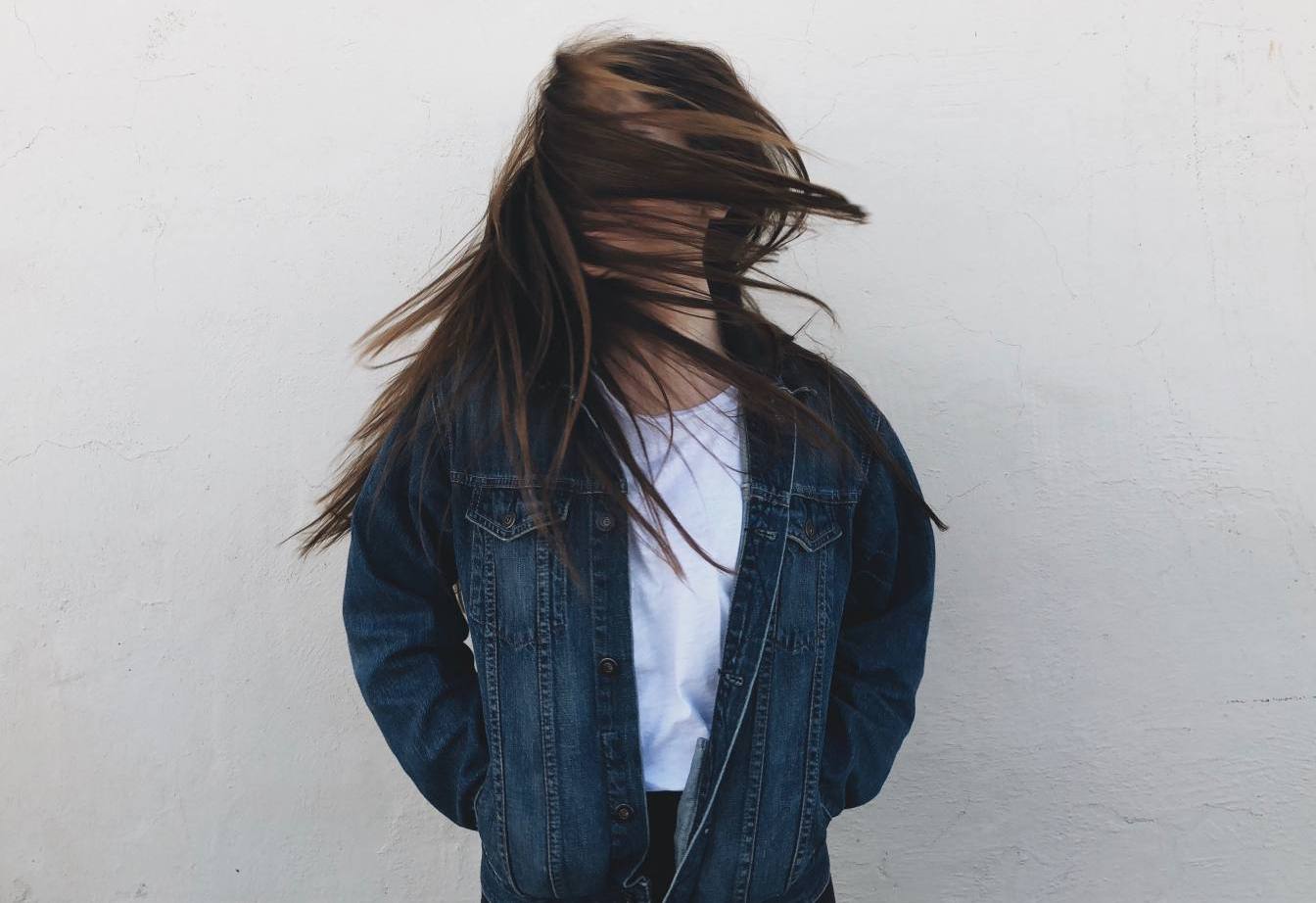 ragazza con capelli al vento