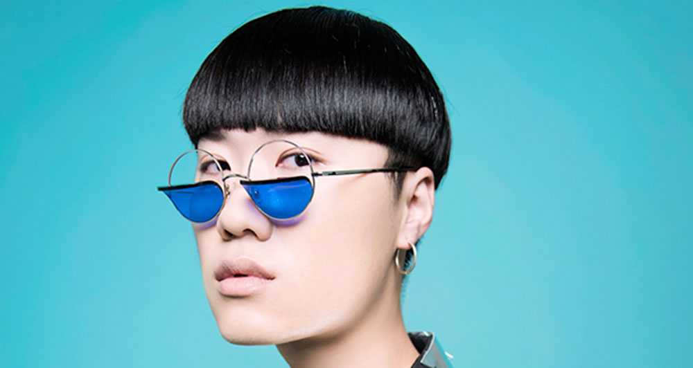 ragazzo con taglio corto partricolare e occhiali con lenti blu