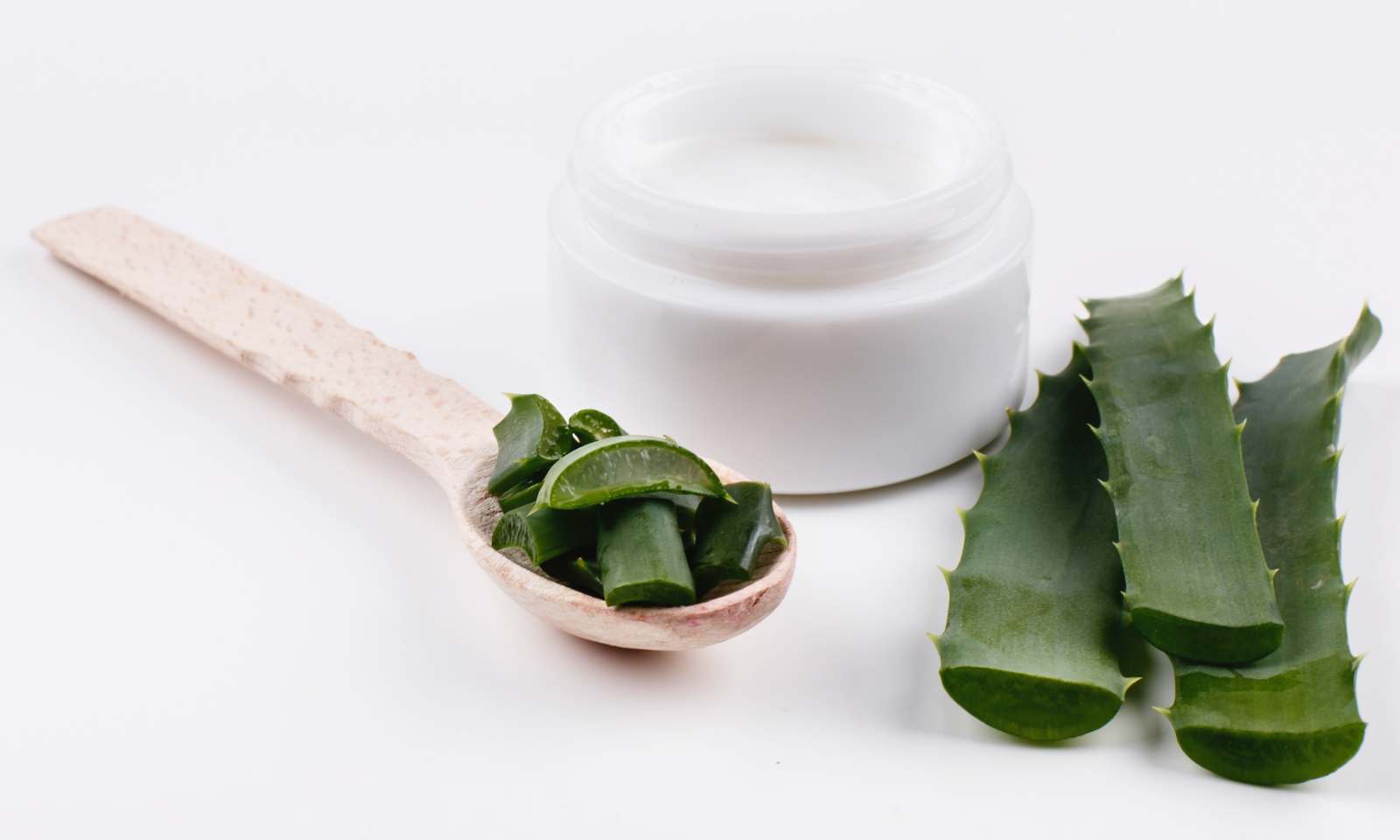 barattolo di prodotto per capelli con pezzetti di aloe vera