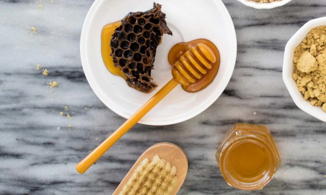miele e spazzola per capelli, preparazione maschera per capelli in casa