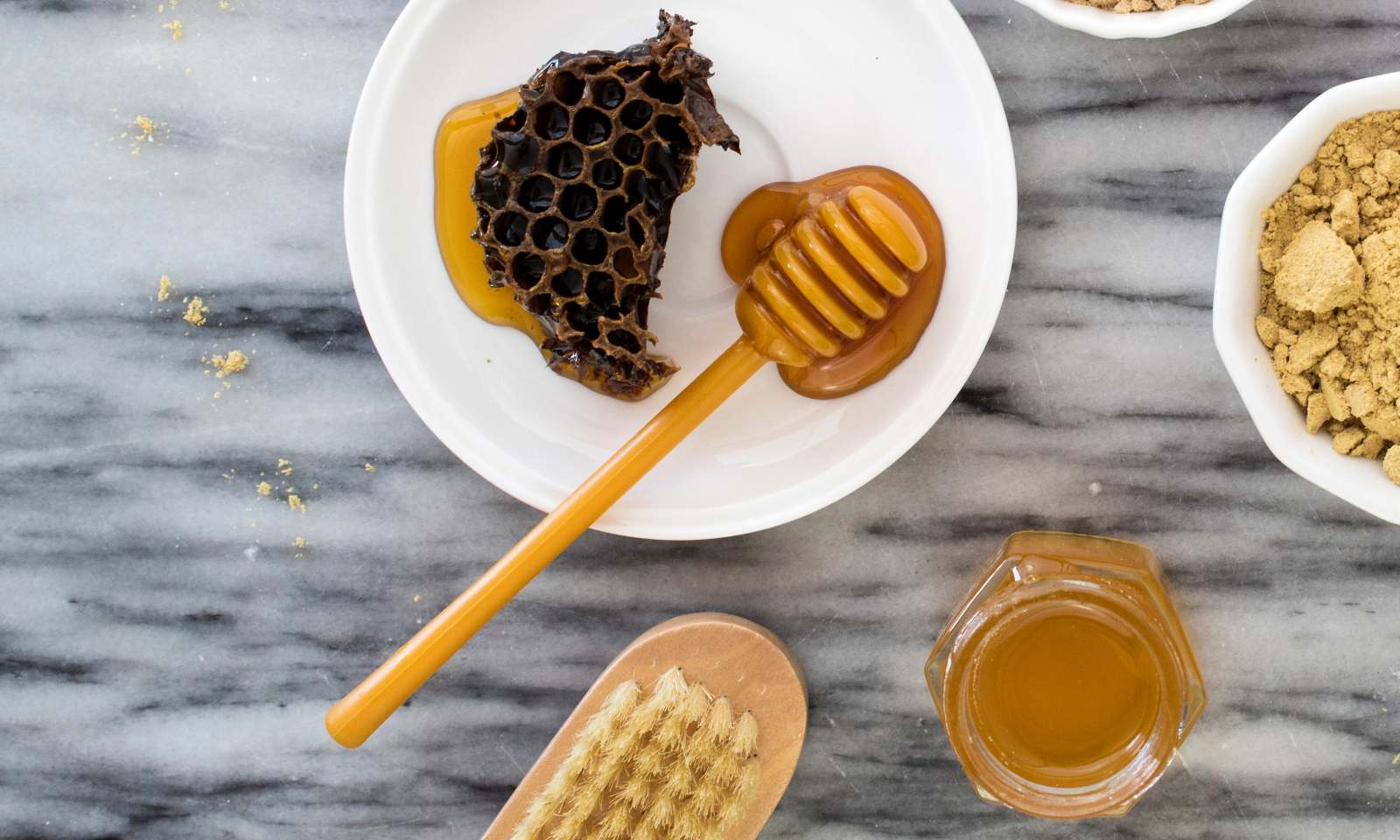 miele e spazzola per capelli, preparazione maschera per capelli in casa