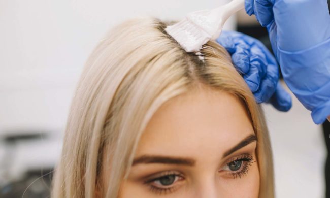 ragazza bionda fa la tinta