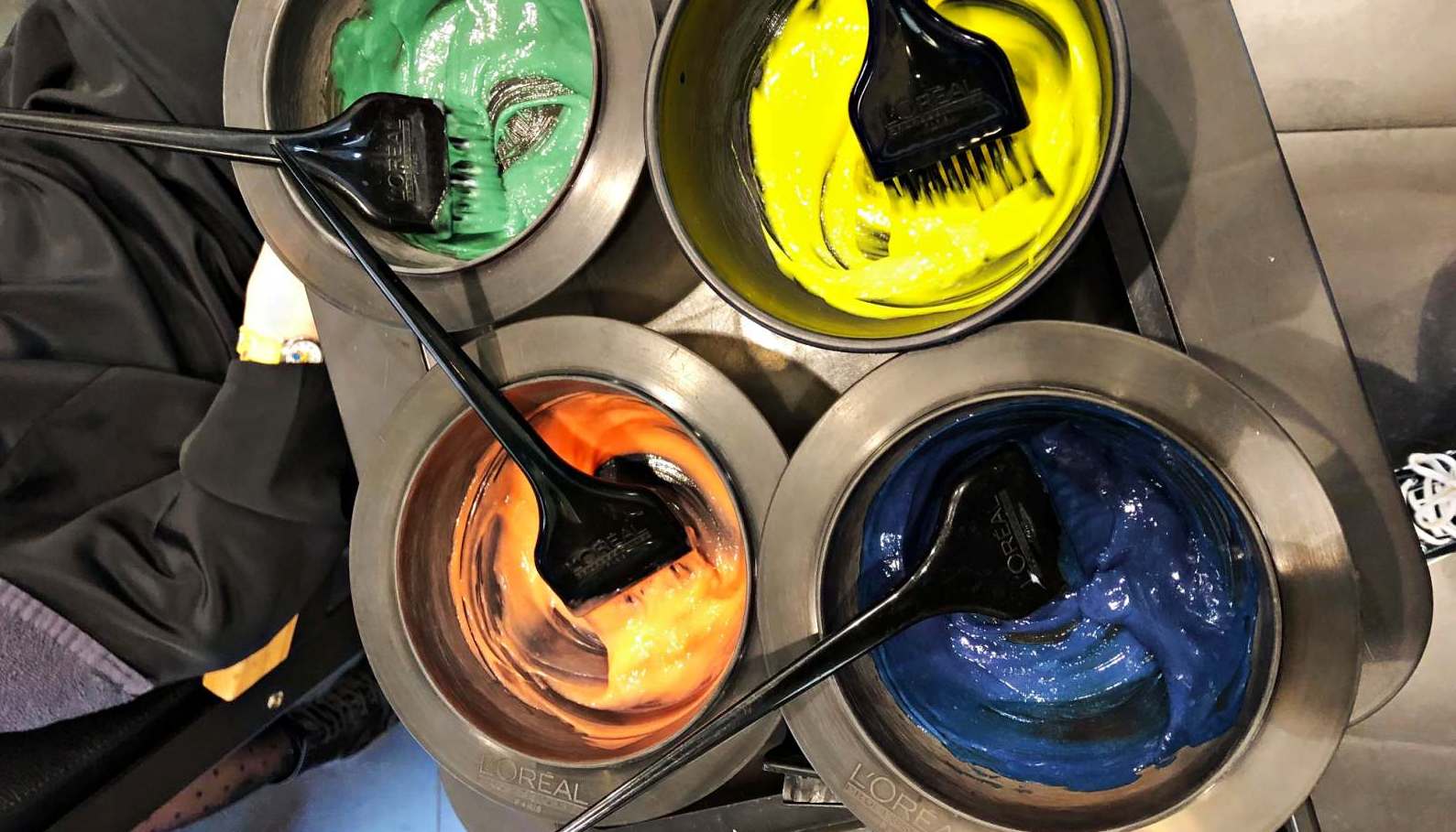 4 scodelle con tinta per capelli colorata