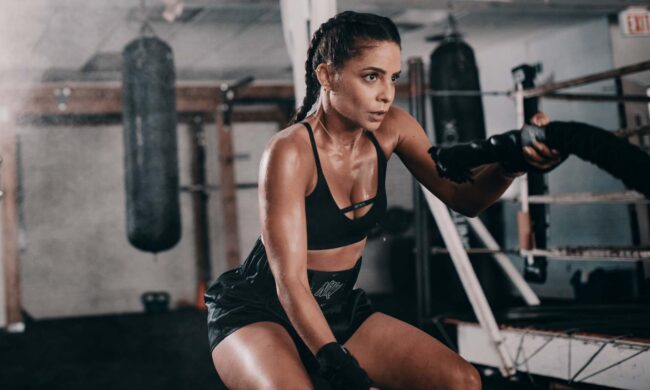 ragazza fa allenamento in palestra