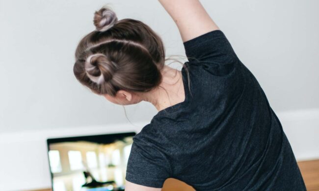 ragazza fa yoga con acconciatura space bun: 2 codini