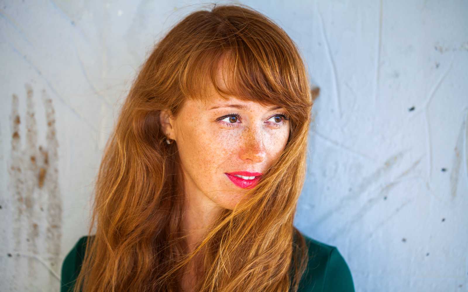 ragazza con capelli rossi lunghi e rossetto rosa