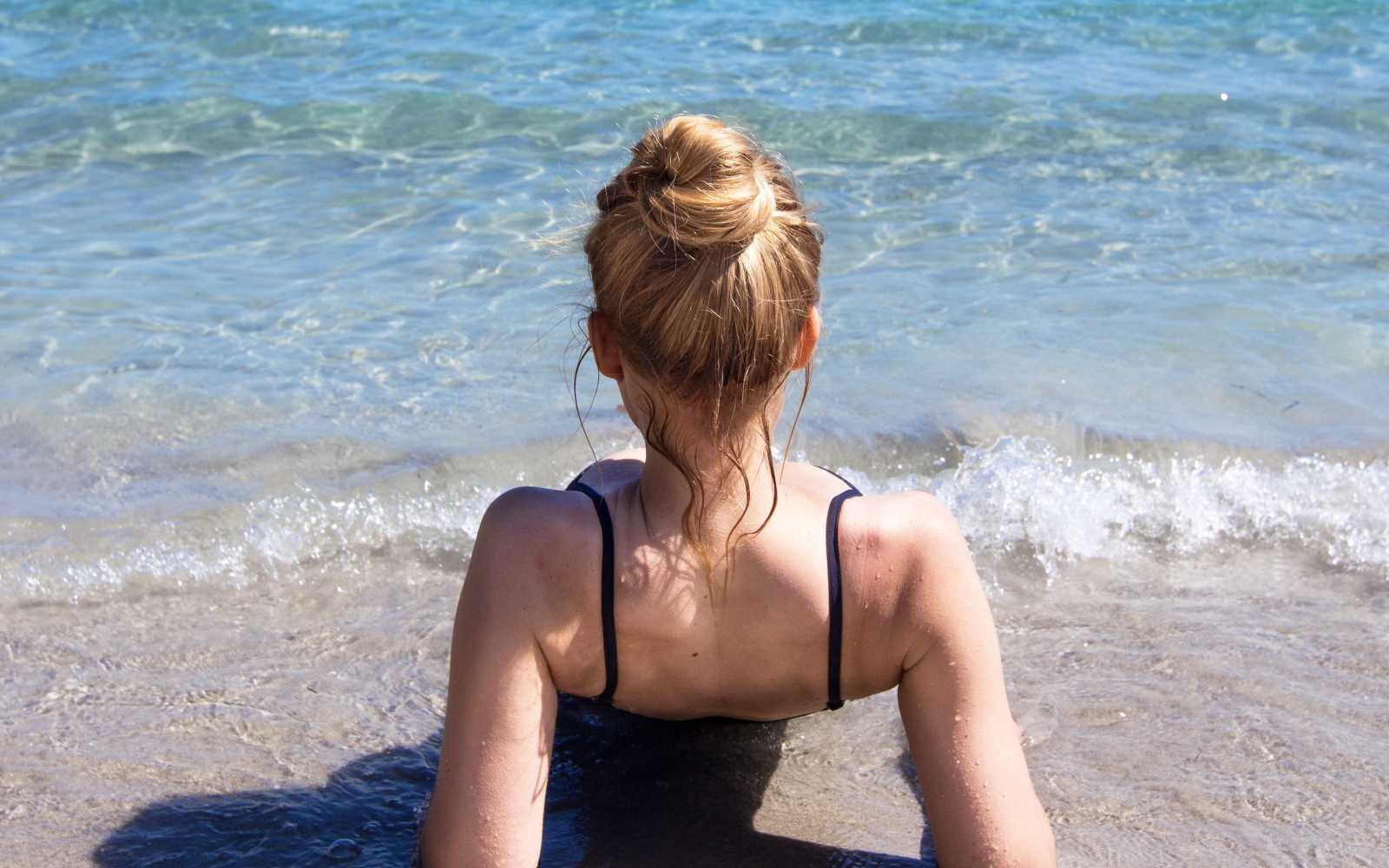 ragazza bionda con chignon alto