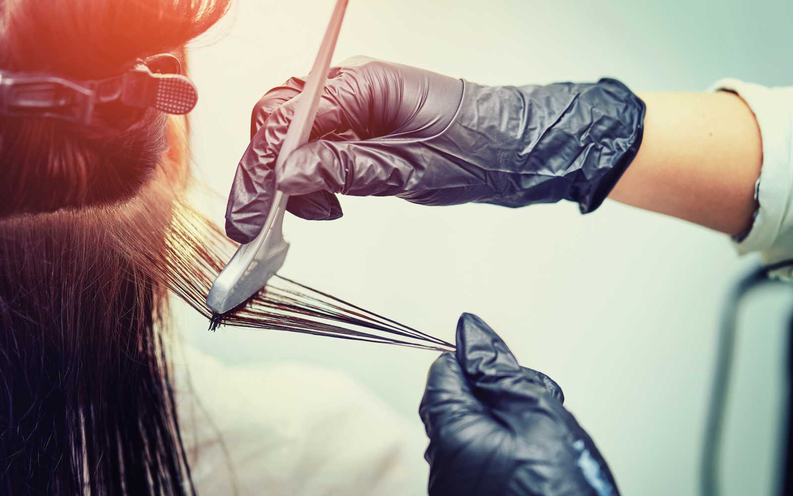 parrucchiere tinge i capelli a cliente