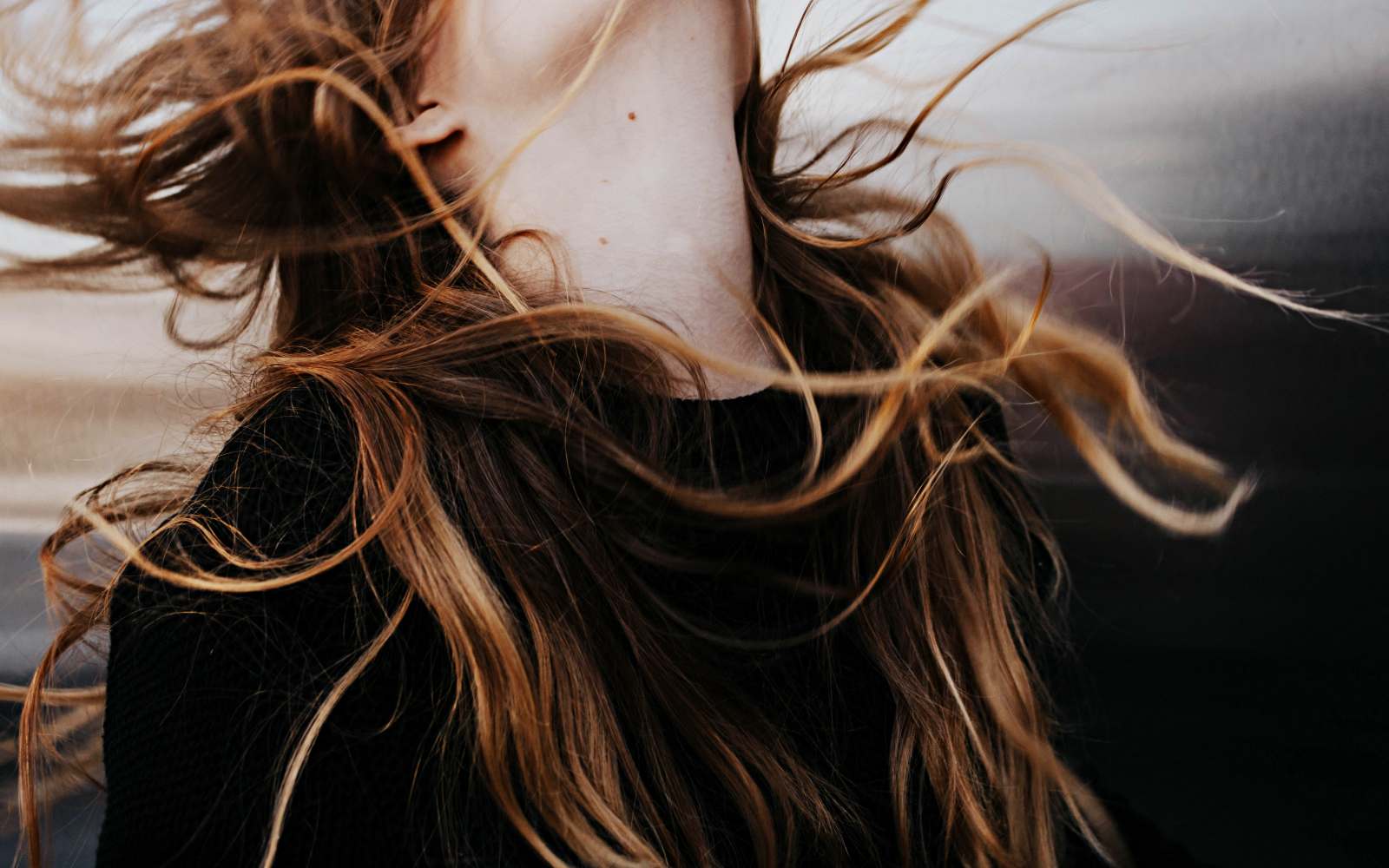 ragazza con capelli castani caldi stagione autunno armocromia