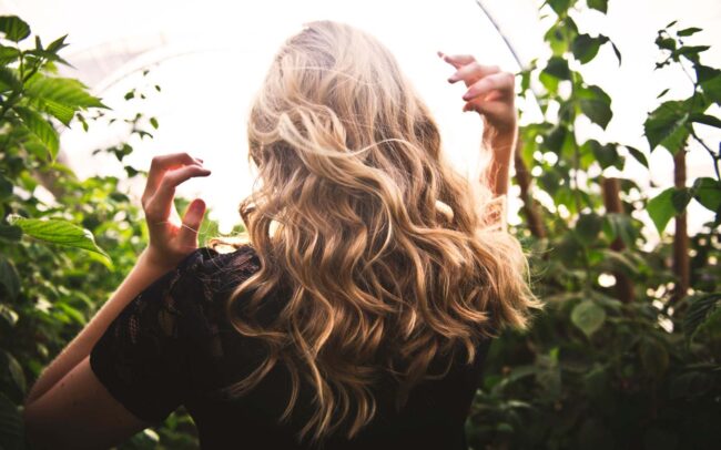 ragazza bionda di spalle con balayage