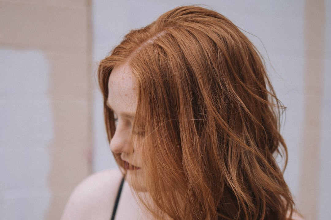 ragazza con la pelle chiara e capelli rossi