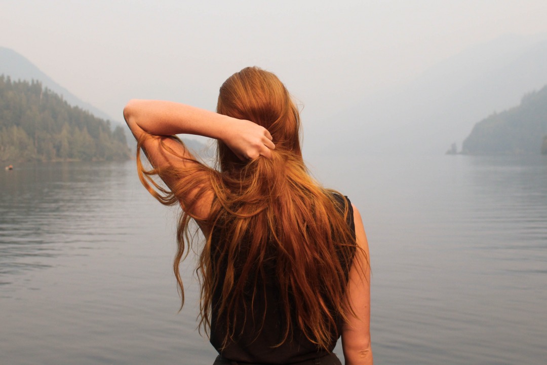 ragazza con capelli rossi tinti di tonalità rosso irlandese