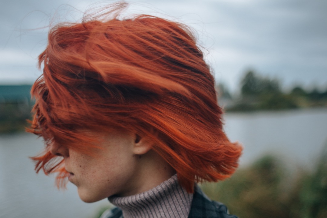 ragazza con capelli tonalità rosso fiamma