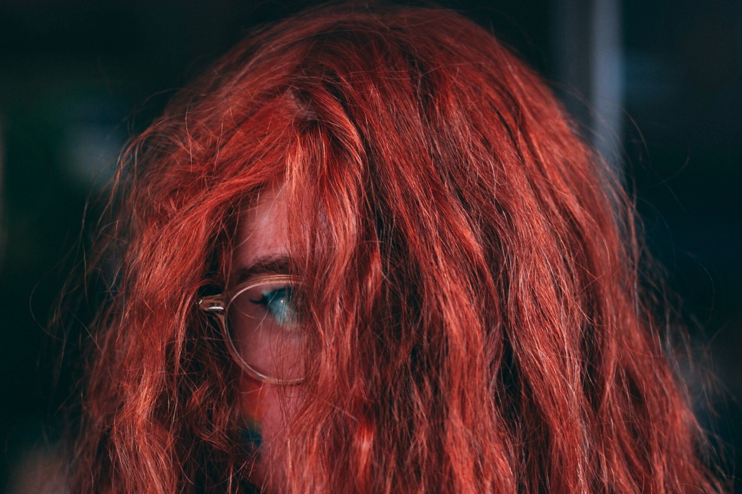 ragazza con capelli tinti di rosso scuro