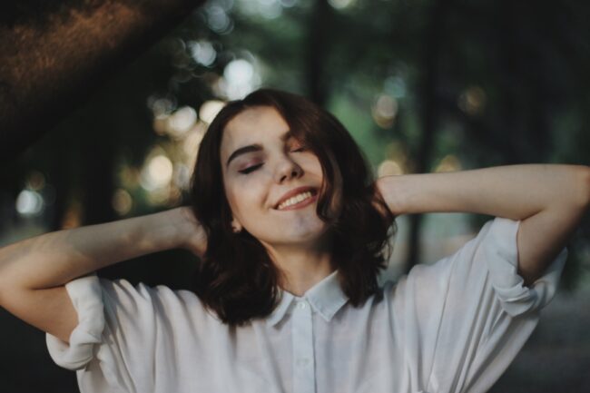 ragazza con capelli tinti neri e pelle chiara