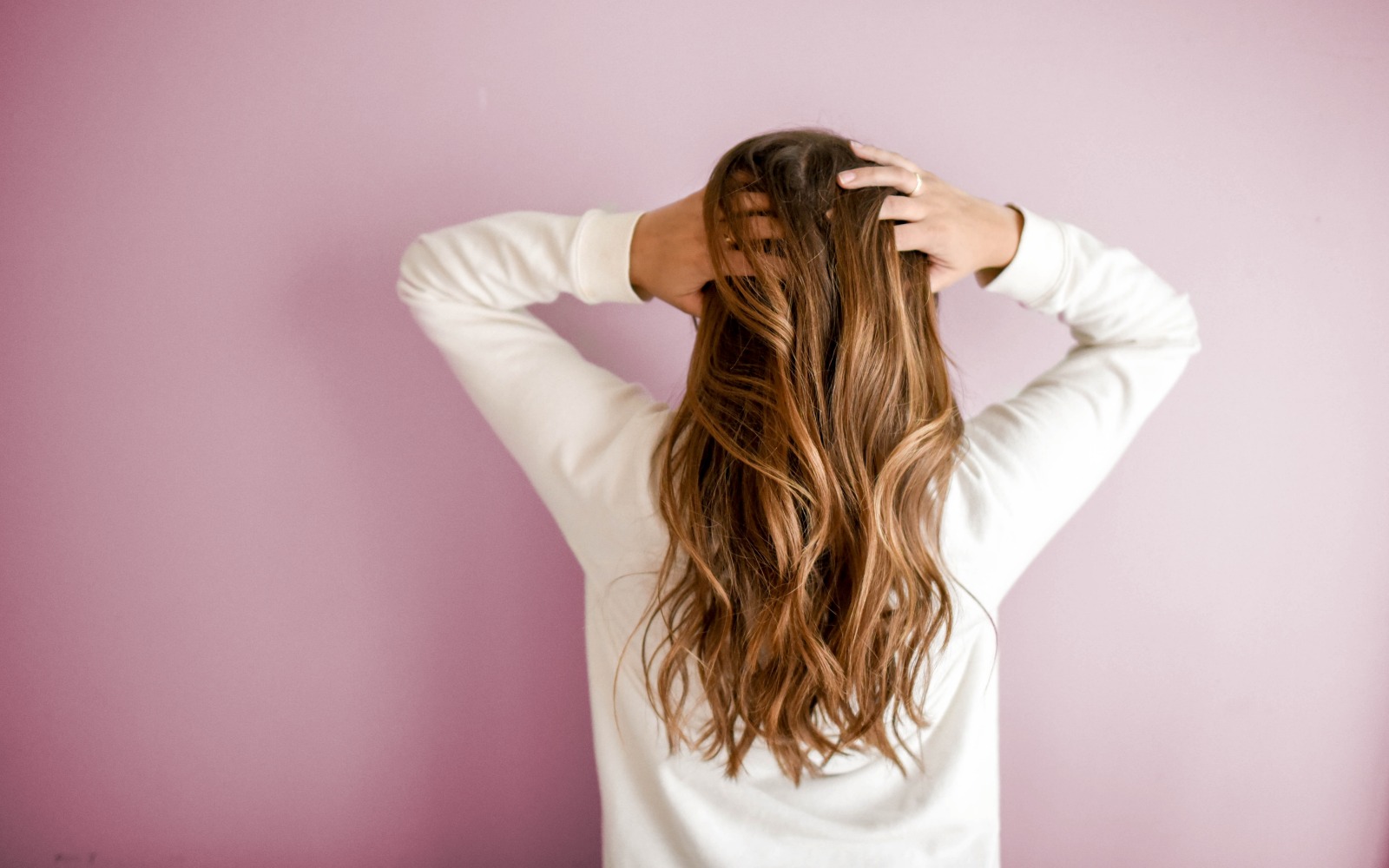 donna si massaggia i capelli