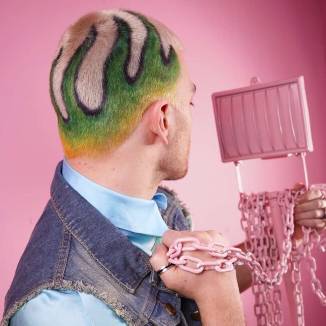 ragazzo di profilo con freehand su capelli rasati