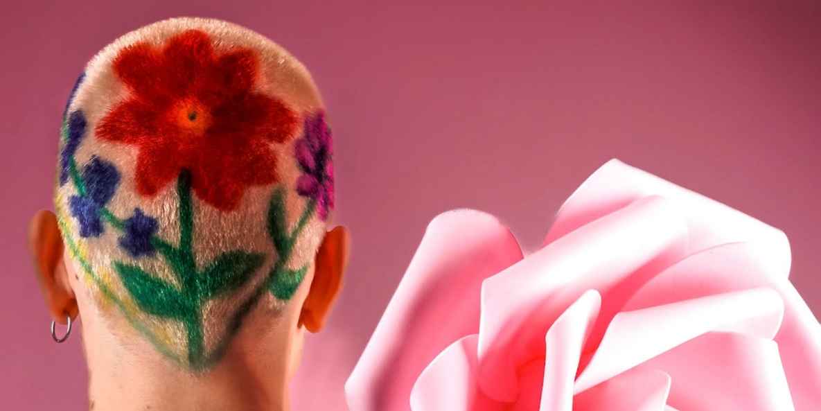 ragazzo di spalle con capelli rasati con disegni fiori freehand