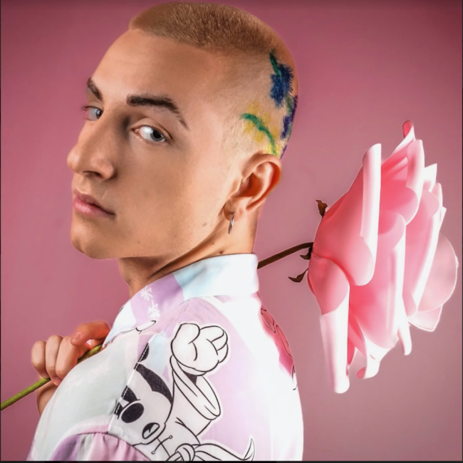 ragazzo di profilo con rosa in mano e con capelli rasati con disegni fiori freehand