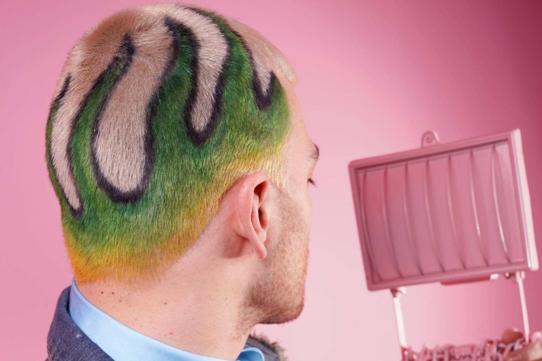 ragazzo di profilo con freehand su capelli rasati