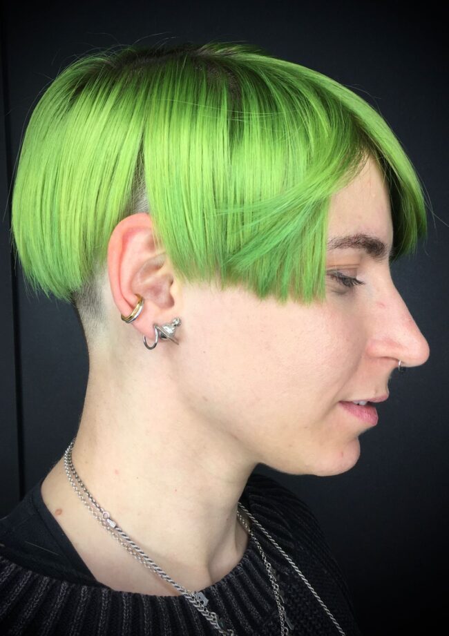 ragazza di profilo con capelli corti verdi