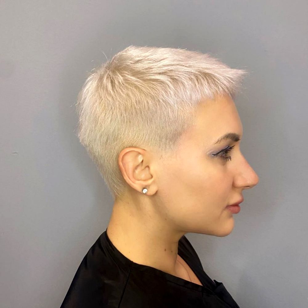 ragazza di profilo bionda con taglio buzz cut