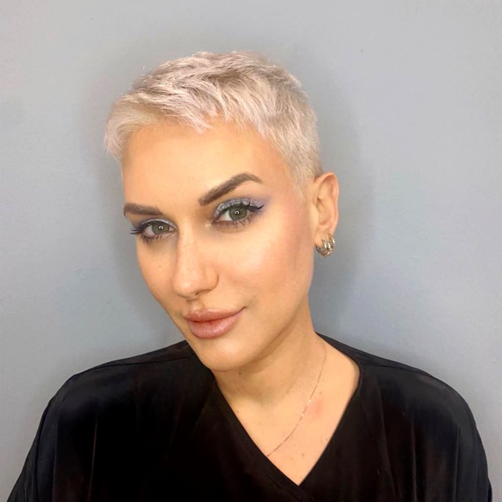 ragazza bionda con taglio buzz cut